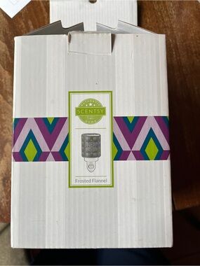 Scentsy Frosted Flannel Warmer - With Scentsy bar Scary Good scent